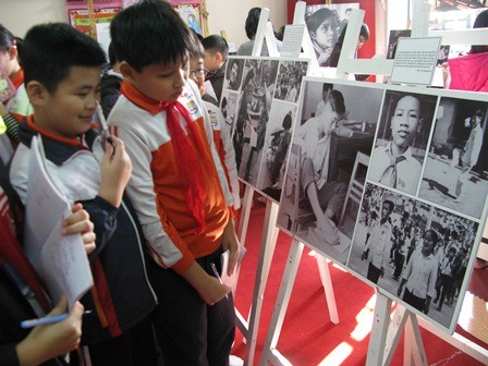 Triển lãm lưu động ảnh Trẻ em thời chiến tại Hà Nội - ảnh 1